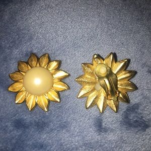 Fun Vintage Sunflower Pearl Clip-On Earrings